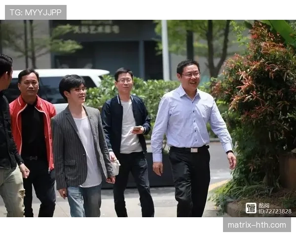 吴向东随手发张家照，看着像明星做家居博主，嘴巴都合不上